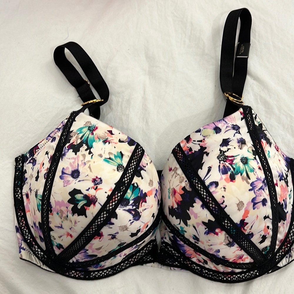 Brand new Victoria’s Secret 36dD fishnet lace lightly padded bra fold accents